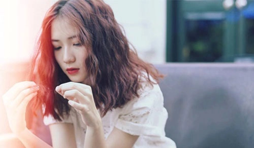 Mẫu tóc ngắn xoăn nhẹ đẹp phong cách được bạn trẻ ưu thích