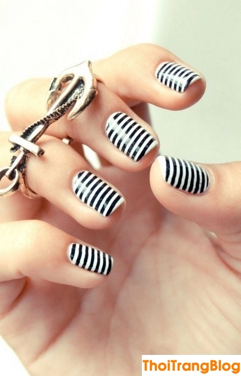 15 mẫu móng tay nail kẻ sọc đẹp cho nàng công sở