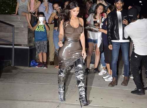 kim kardashian khoe vòng một với mốt không nội y