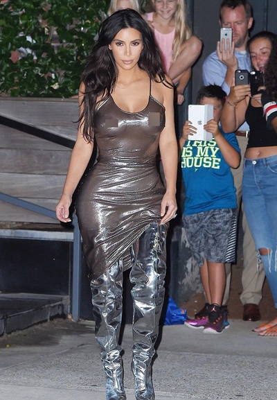 kim kardashian khoe vòng một với mốt không nội y