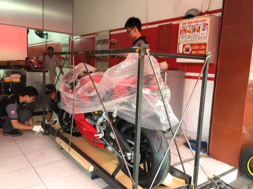 Đập thùng chiếc ducati 959 panigale đầu tiên tại sài gòn