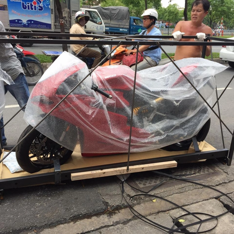 Đập thùng chiếc ducati 959 panigale đầu tiên tại sài gòn
