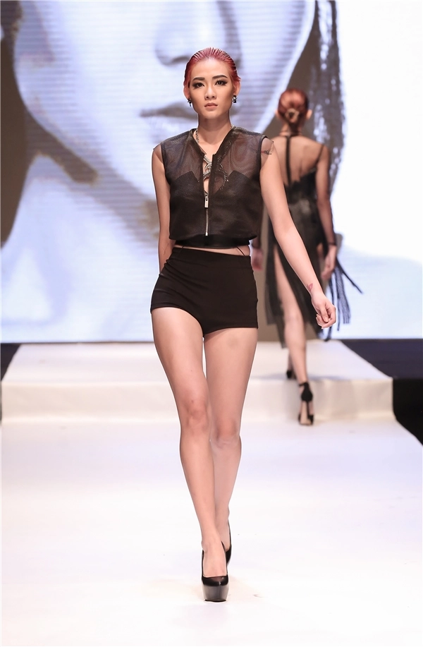 Kim nhã tôi rất xấu hổ khi bị chê catwalk như đi chợ