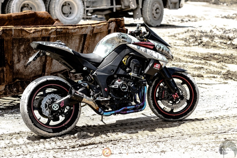 Kawasaki z1000 hầm hố đầy chất lính trong bản độ army