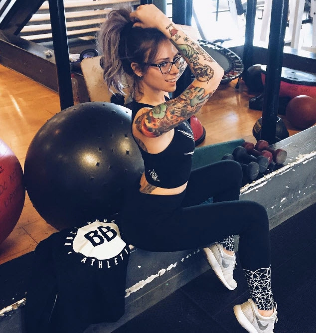 Ngắm hình xăm ngực siêu gợi cảm của hot girl mỹ alysha nett