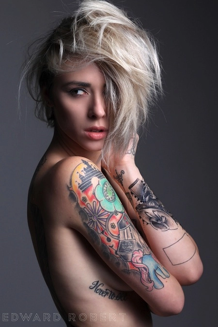 Ngắm hình xăm ngực siêu gợi cảm của hot girl mỹ alysha nett