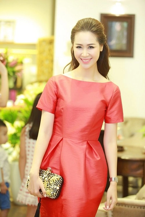 Ngắm huyền my xinh lung linh như công chúa khi diện đầm
