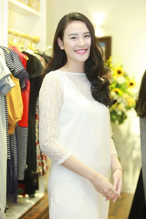 Ngắm huyền my xinh lung linh như công chúa khi diện đầm