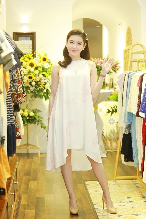 Ngắm huyền my xinh lung linh như công chúa khi diện đầm