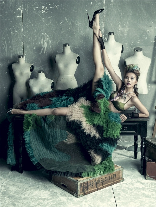 Thanh hằng diện bratop lấn át giám khảo next top model
