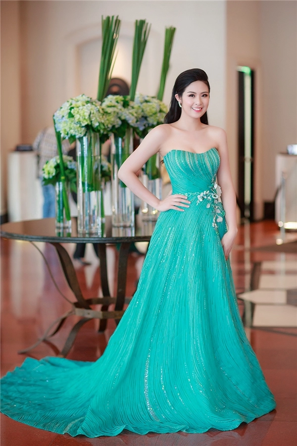 Hh ngọc hân rạng rỡ dự sự kiện