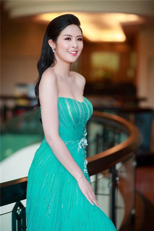 Hh ngọc hân rạng rỡ dự sự kiện