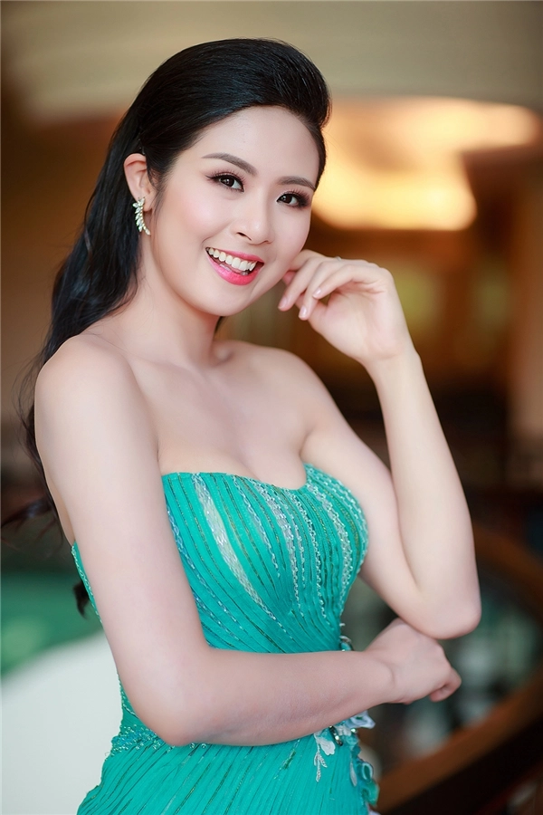 Hh ngọc hân rạng rỡ dự sự kiện