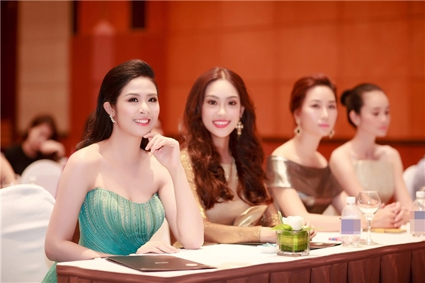 Hh ngọc hân rạng rỡ dự sự kiện