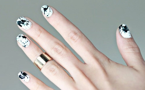 15 mẫu nail black white cho quý cô trung niên