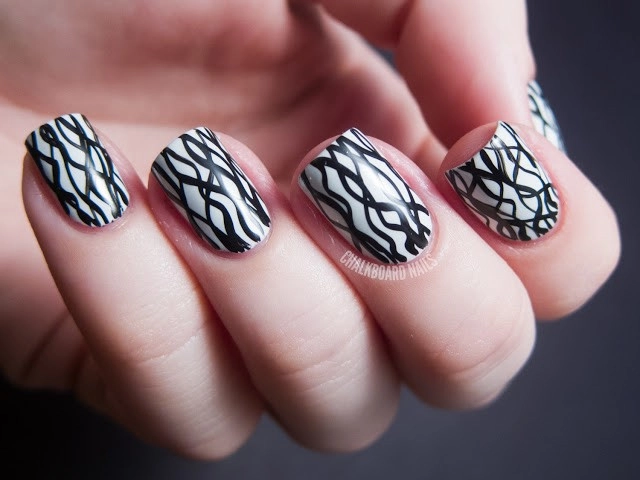 15 mẫu nail black white cho quý cô trung niên