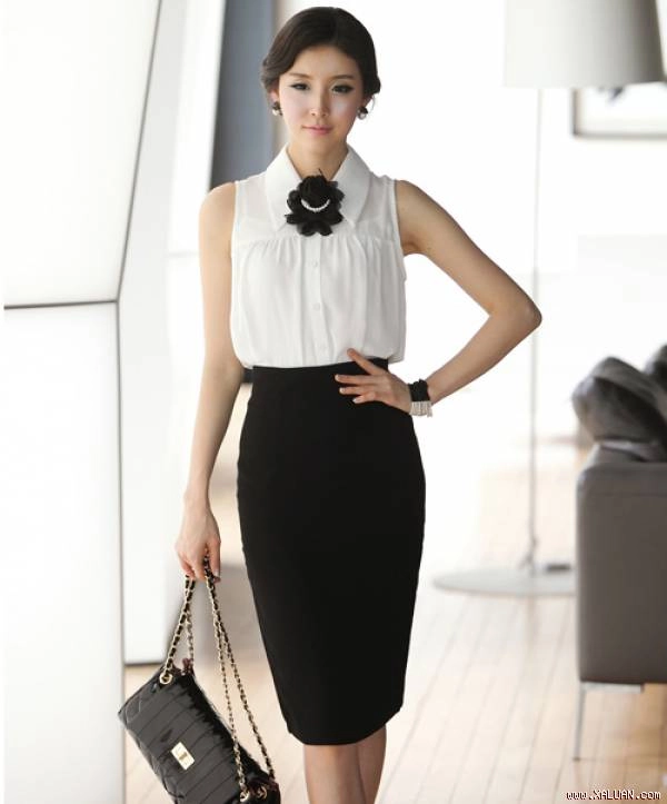 Mix sơ mi trắng với chân váy đen sành điệu cho nàng