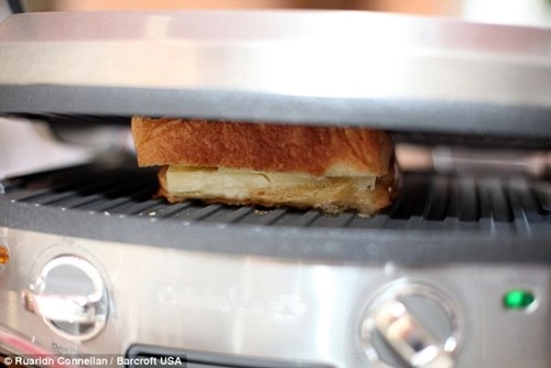 Thưởng thức hương vị chiếc bánh sandwich giá 45 triệu đồng