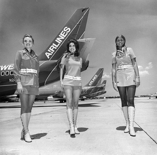 Nhìn lại sự thay đổi của trang phục tiếp viên hàng không 