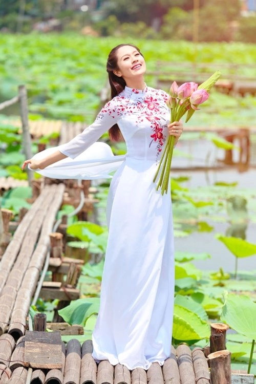 Bí quyết tạo dáng để có bộ ảnh áo dài lung linh