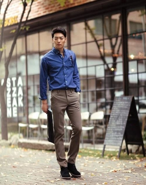Cách mix đồ đi làm đi chơi với quần kaki nam