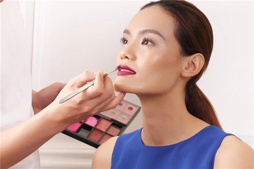 Đỗ mạnh cường lăng xê trang điểm nền trong môi đậm
