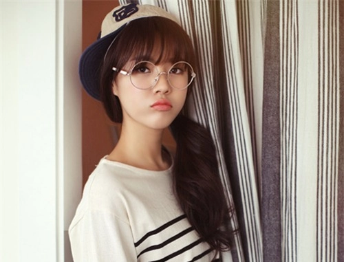 Kiểu tóc buộc đuôi ngựa phong cách ngày hè
