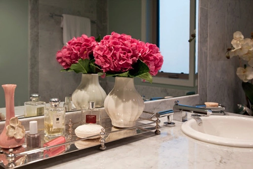 Phòng tắm đẹp như trong khách sạn nhờ bình hoa nhỏ