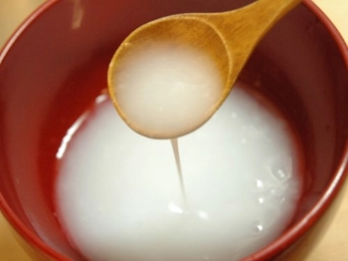 4 loại nước cân bằng điện giải phòng khi nguy cấp