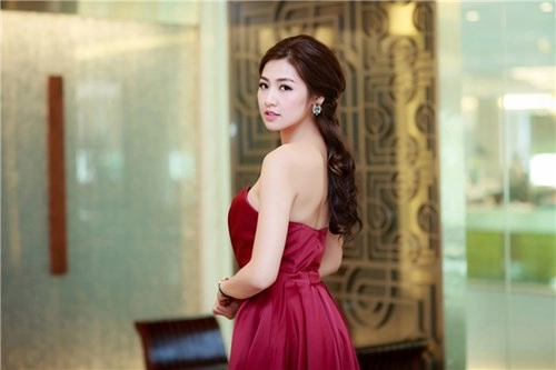 Á hậu tú anh gợi cảm với đầm cúp ngực