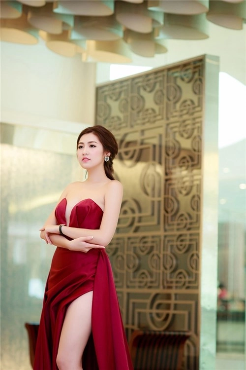 Á hậu tú anh gợi cảm với đầm cúp ngực
