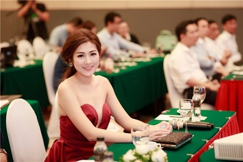 Á hậu tú anh gợi cảm với đầm cúp ngực