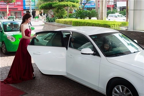 Á hậu tú anh gợi cảm với đầm cúp ngực