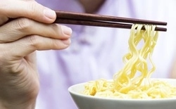 Ăn mì tôm như thế nào an toàn