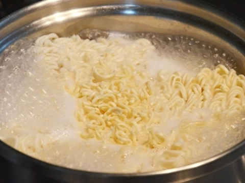 Ăn mì tôm như thế nào an toàn