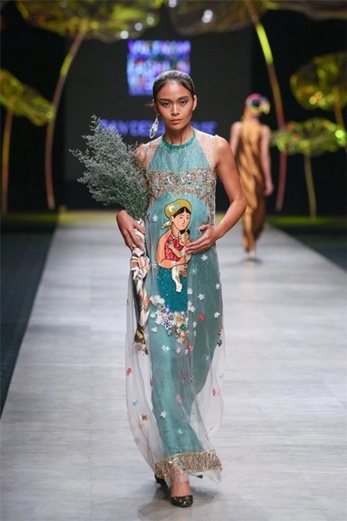 Bà bầu đi catwalk xu hướng làng thời trang việt