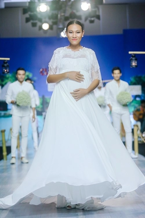 Bà bầu đi catwalk xu hướng làng thời trang việt