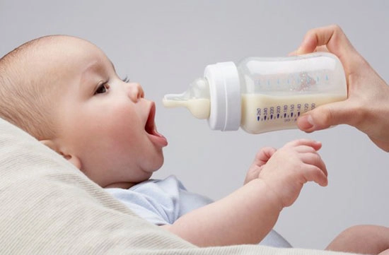 Cảnh báo trẻ có thể đột tử do bú sữa không đúng tư thế