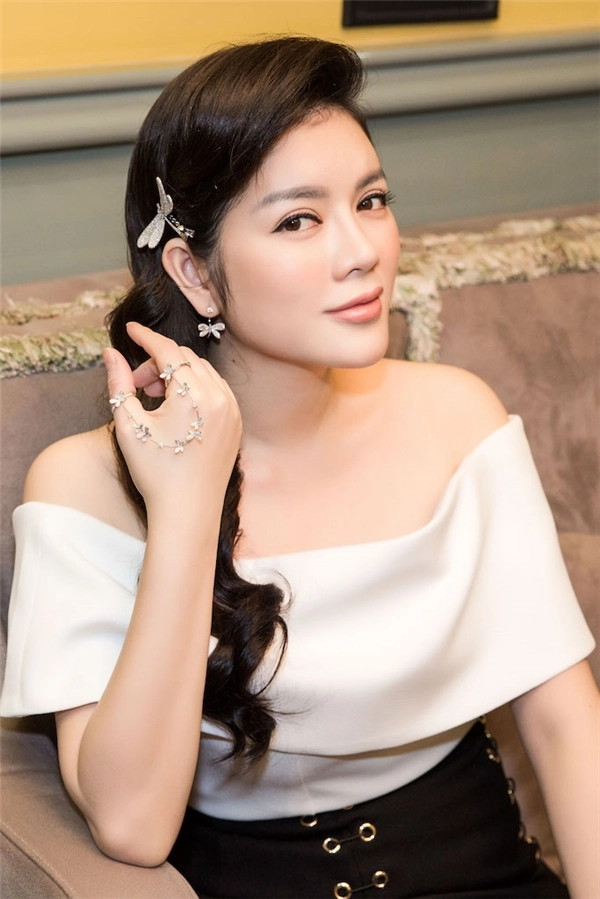 choáng với bộ sưu tập trang sức tiền tỉ của lý nhã kỳ