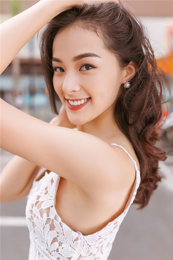 Hạ vi gợi cảm mong manh khi diện váy ren trắng