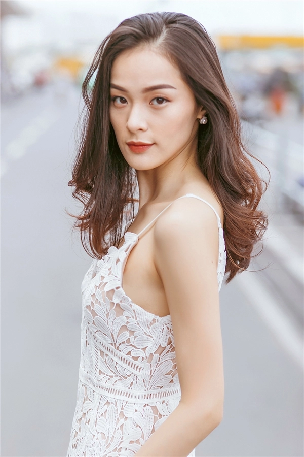 Hạ vi gợi cảm mong manh khi diện váy ren trắng
