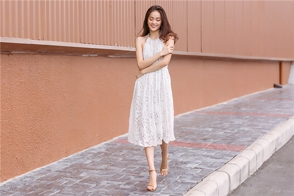 Hạ vi gợi cảm mong manh khi diện váy ren trắng