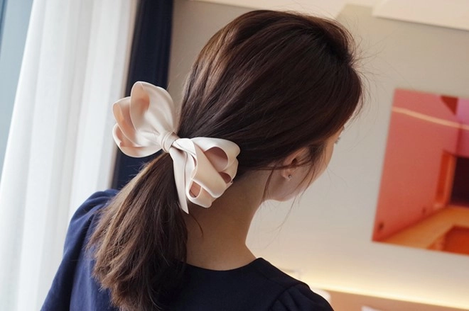 Kẹp mái tóc đẹp với băng đô tung tăng dạo phố
