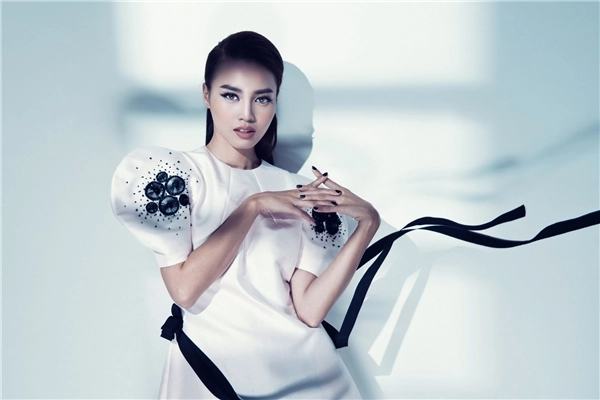 Lan ngọc quyến rũ chết người với váy áo mỏng tanh