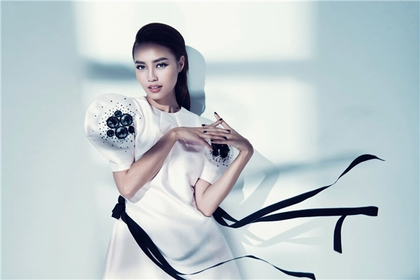Lan ngọc quyến rũ chết người với váy áo mỏng tanh