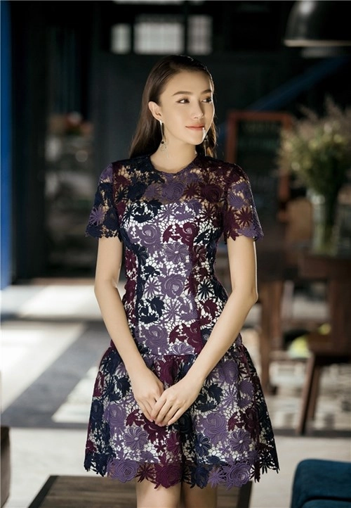 Mĩ nhân lê hà của the face quyến rũ với váy ôm sát