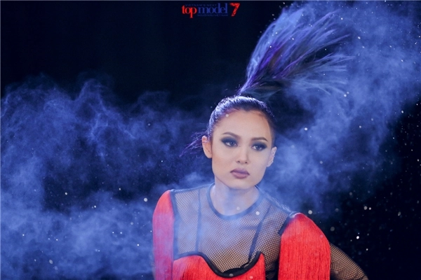 Ngắm thí sinh next top ảo diệu trong bộ ảnh tiền tỉ