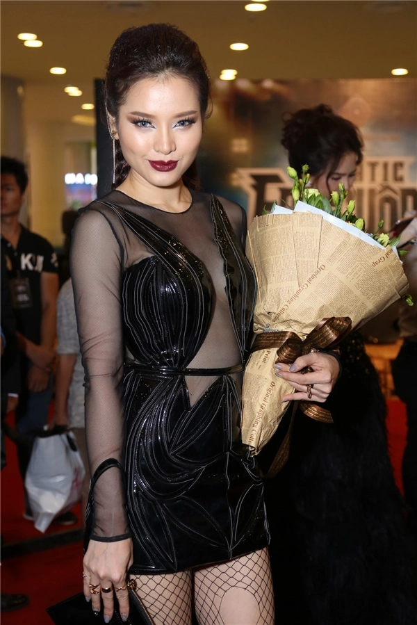 Ngọc trinh diện đồ nóng bỏng khoe thân hình tuyệt mĩ