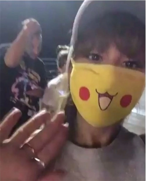 Thời trang pokemon go món hàng hot những ngày này