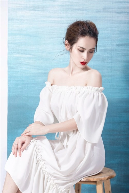 Tú vi đẹp mong manh trong tà áo trắng tinh khôi